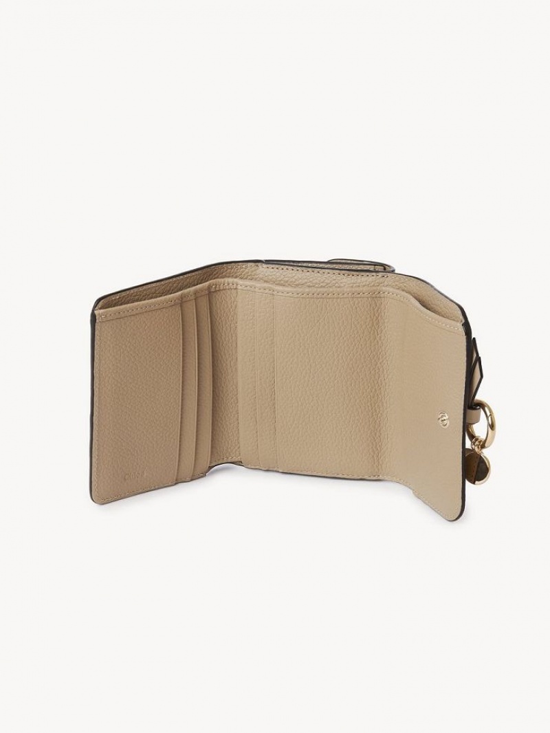 Chloe Alphabet Small Tri-fold Liten Lommebok Brune | CHE-SR14294